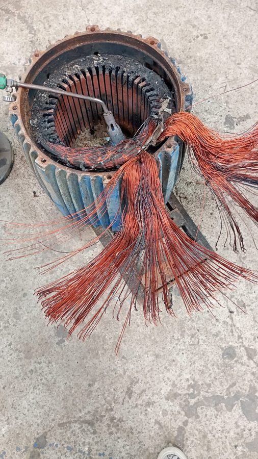 Motor grande en reparación